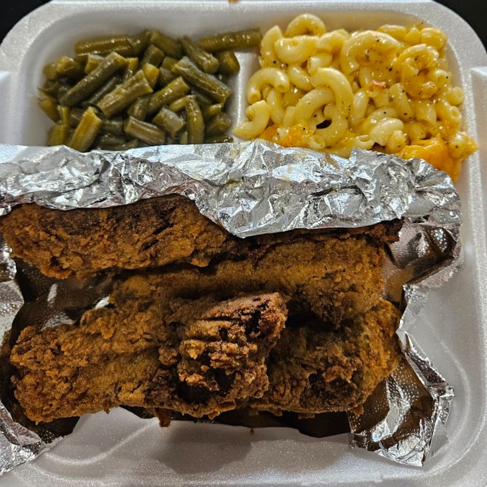 Vittles at the PARK's fried chicken, green beans, and macaroni and cheese in a to-go container.